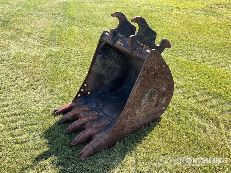 35 in Digging Excavator Bucket - Fits John Deere 1 Godet