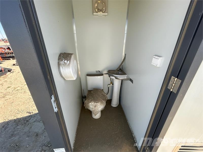 4 ft 2 in x 6 ft 9 in Skid-Mounted Portable Toilet Andre komponenter