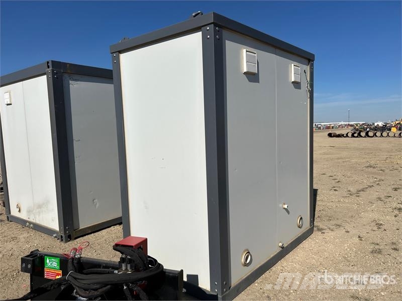  4 ft 2 in x 6 ft 9 in Skid-Mounted Portable Toilet Andre komponenter