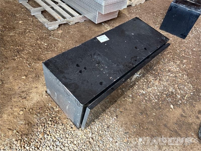 4 ft X 18 in X 18 in Tool Box Gradbeništvo - drugo