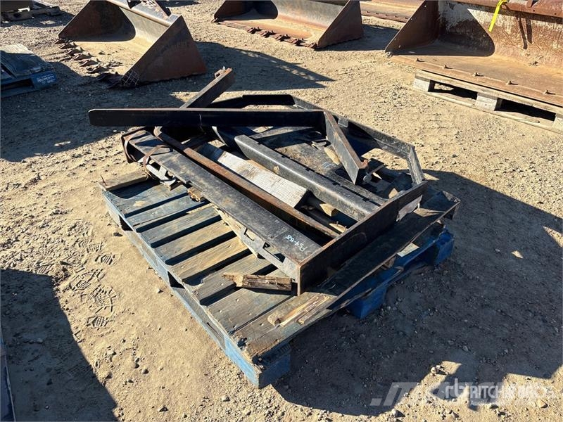 42 in Pallet Fork Attachment (Unused) Вили
