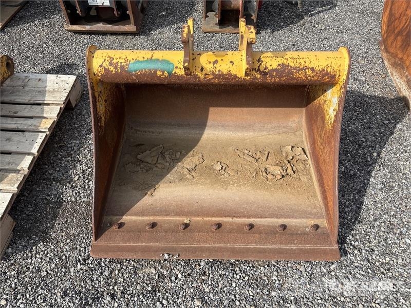  43 in Cleanup Excavator Bucket - Fits John Deere 6 Kanalak
