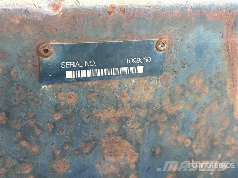  48 in Skid Steer Sweeper w/Rear Guard and  in Snow Drugi deli