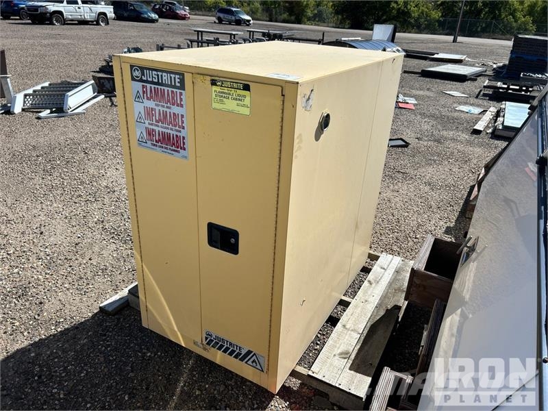 48 in x 30 in x 50 in Hazmat Cabinet Andre komponenter