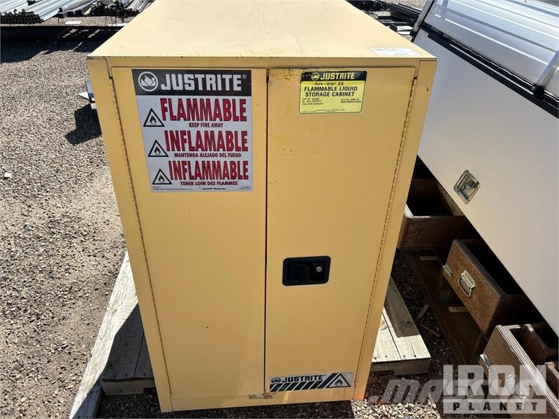48 in x 30 in x 50 in Hazmat Cabinet Andre komponenter