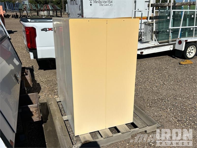 48 in x 30 in x 50 in Hazmat Cabinet Andre komponenter