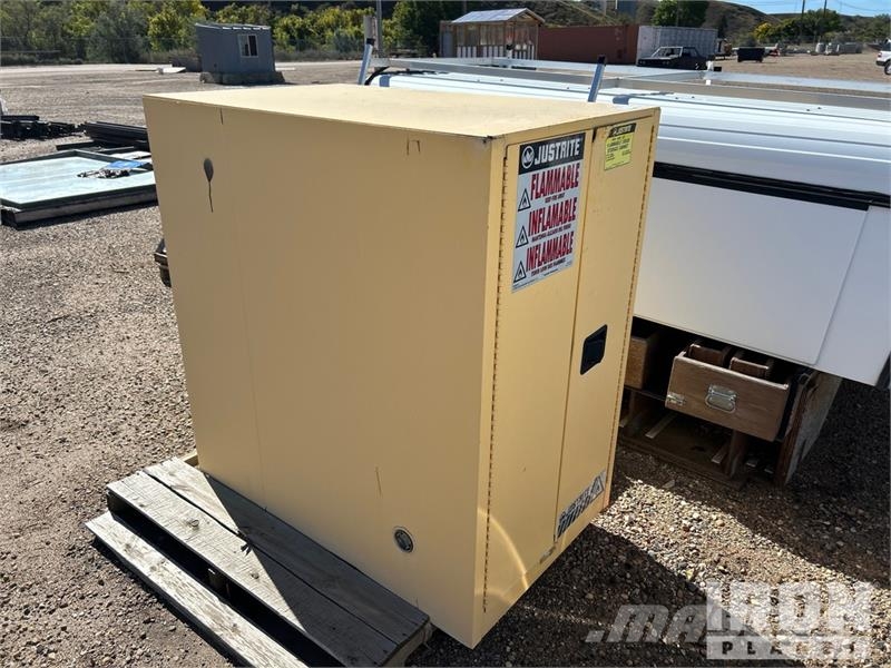 48 in x 30 in x 50 in Hazmat Cabinet Andre komponenter