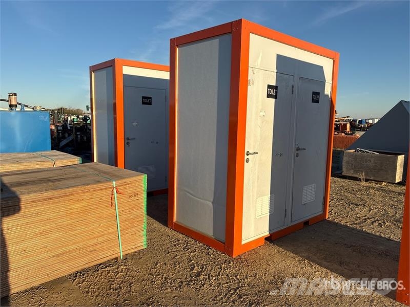 48 in x 86 in Double Stall Portable Toilet (Unused Andre komponenter