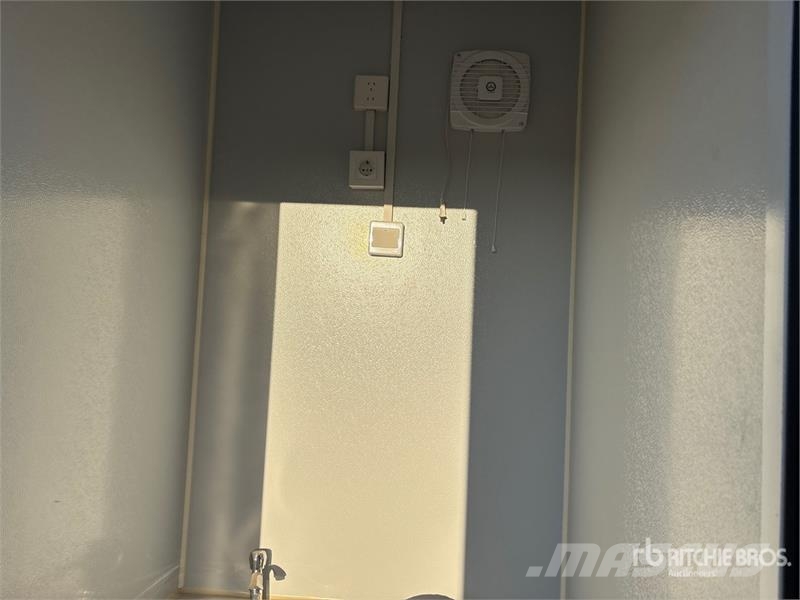 48 in x 86 in Double Stall Portable Toilet (Unused Andre komponenter