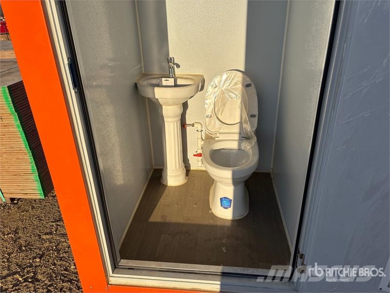 48 in x 86 in Double Stall Portable Toilet (Unused Andre komponenter