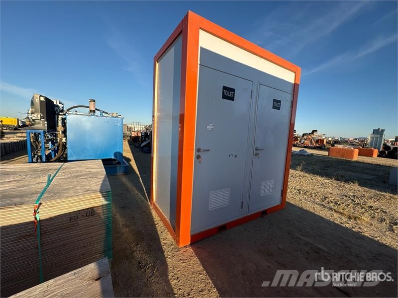 48 in x 86 in Double Stall Portable Toilet (Unused Andre komponenter