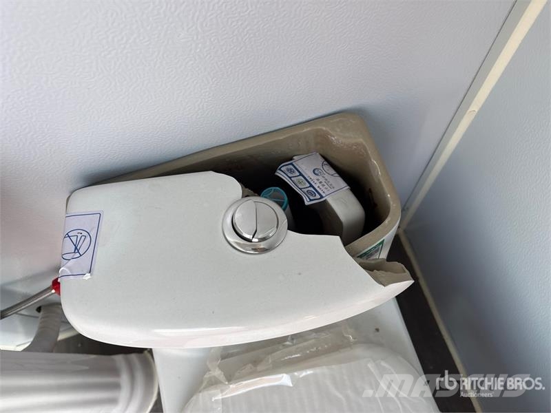 48 in x 86 in Double Stall Portable Toilet (Unused Andre komponenter