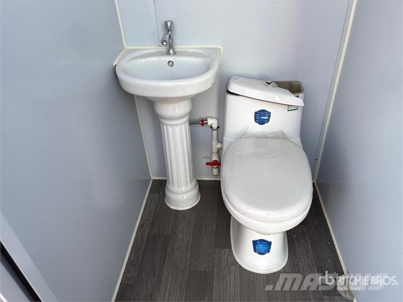 48 in x 86 in Double Stall Portable Toilet (Unused Andre komponenter