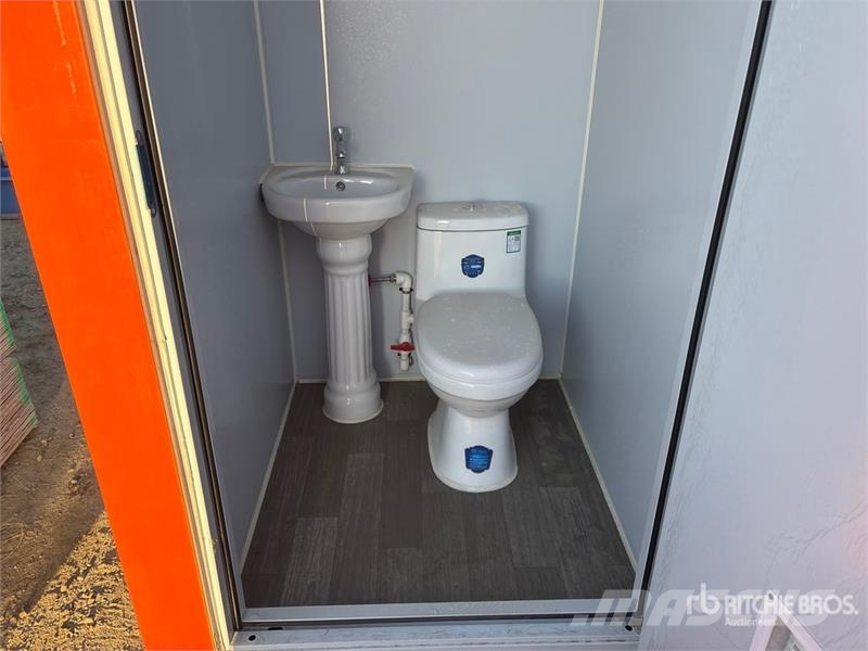 48 in x 86 in Double Stall Portable Toilet (Unused Andre komponenter