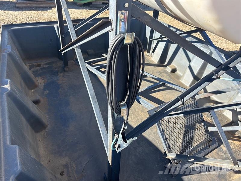 500 gal Poly Fuel Tank Polttoaine- ja lisäainesäiliöt