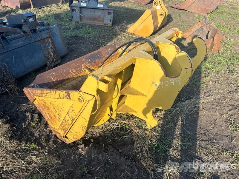 61 in Hydraulic Tilting Cleanup Excavator Bucket Godet
