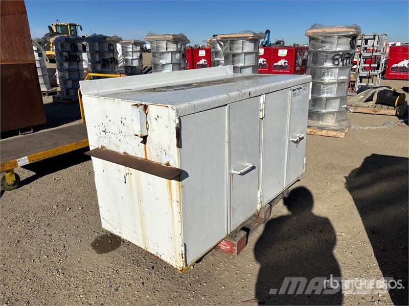  63 in x 31 in x 42 in Steel 4-Door Cabinet Andre komponenter