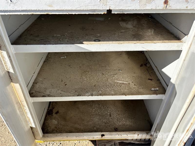  63 in x 31 in x 42 in Steel 4-Door Cabinet Andre komponenter