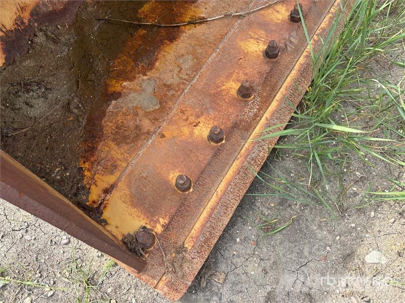  69 in Cleanup Pin-On Excavator Bucket - Fits Cat L Godet
