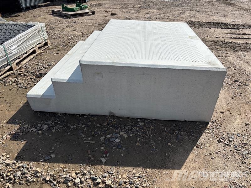70 in x 72 in Three-Step Landing Concrete Stairs ( Drugi deli