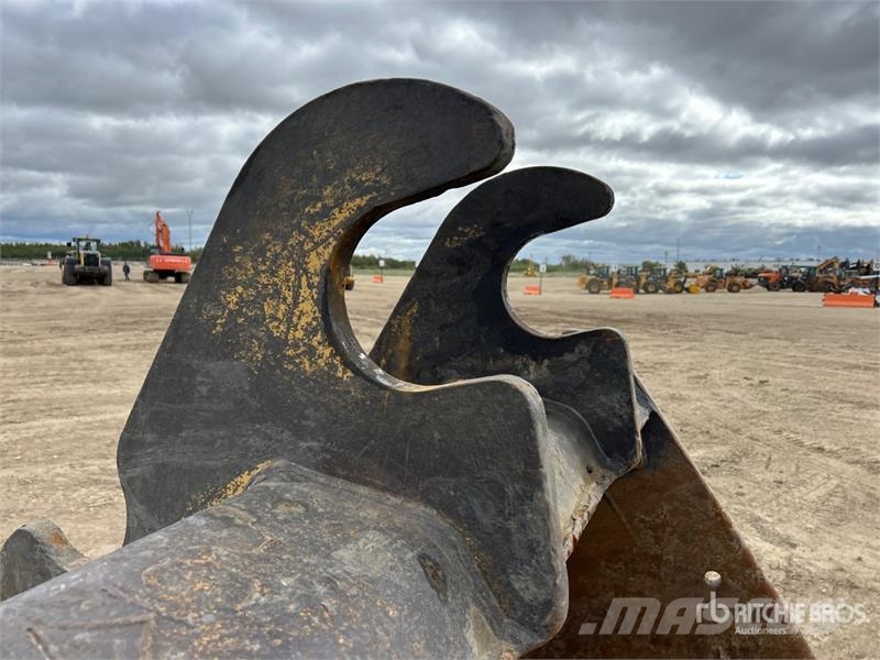  72 in Cleanup Excavator Bucket - Fits Cat/John Dee دلاء