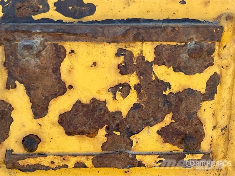  72 in Q/C Cleanup Excavator Bucket - Fits John Dee دلاء