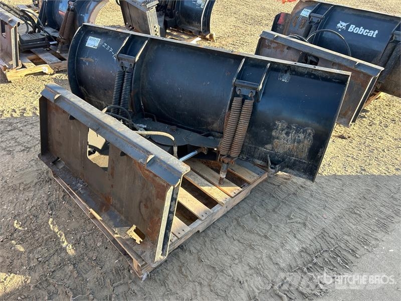  72 in Skid Steer Snow Pusher - Fits Bobcat 5600 Hóeltakarítók