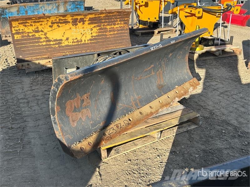  72 in Skid Steer Snow Pusher - Fits Bobcat 5600 Hóeltakarítók