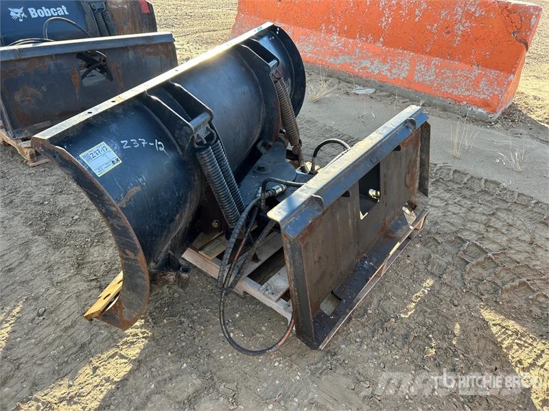  72 in Skid Steer Snow Pusher - Fits Bobcat 5600 Hóeltakarítók