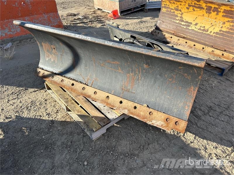  72 in Skid Steer Snow Pusher - Fits Bobcat 5600 Hóeltakarítók