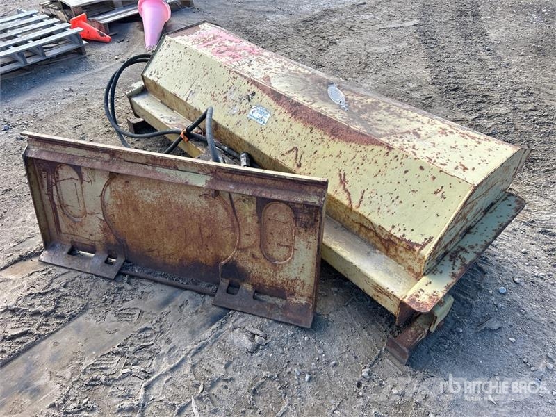 72 in Skid Steer Sweeper - Fits Bobcat 5600 Spazzole