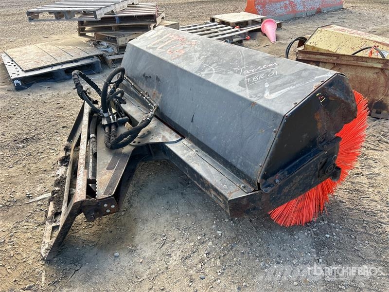 72 in Skid Steer Sweeper - Fits Bobcat 5600 Spazzole