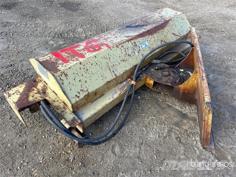 72 in Skid Steer Sweeper - Fits Bobcat 5600 Spazzole