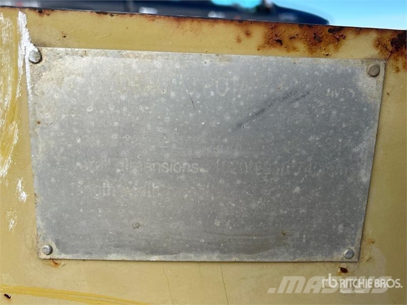 72 in Skid Steer Sweeper - Fits Bobcat 5600 Spazzole