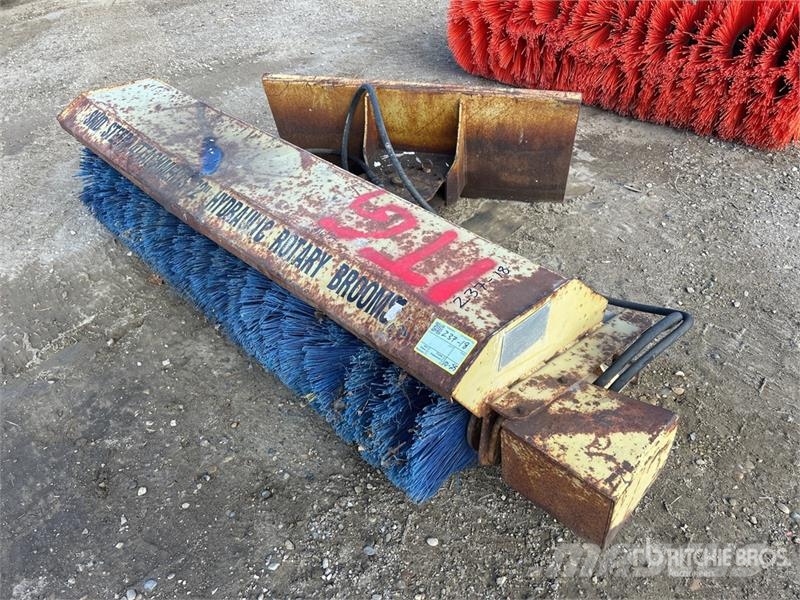 72 in Skid Steer Sweeper - Fits Bobcat 5600 Spazzole