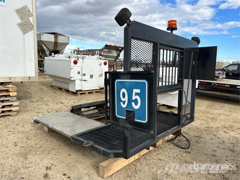 8 ft wide x 92in long x 64in high Truck Flatbed Bo Фургони