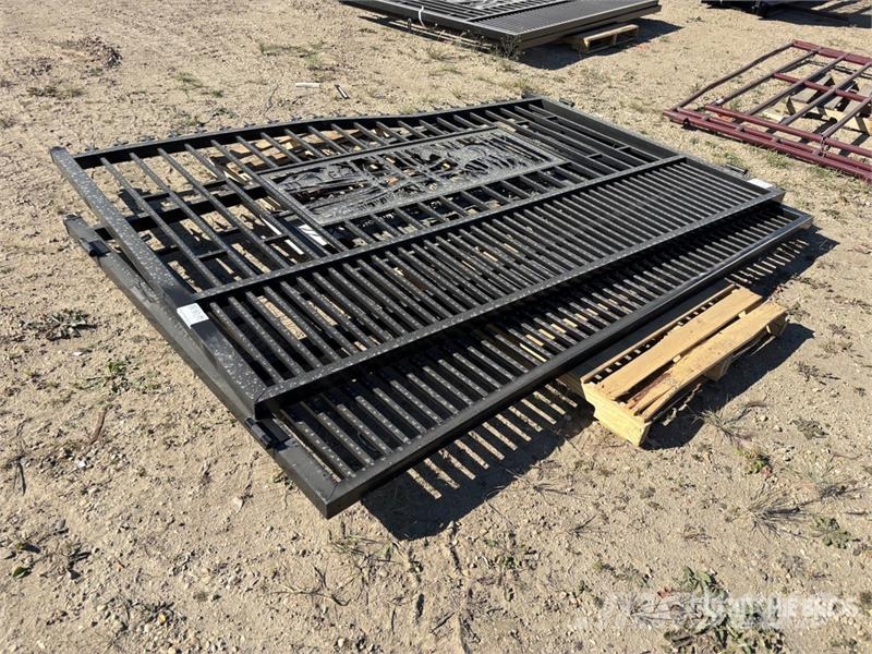 8 ft x 6 ft 7 in Steel Bi-Parting Driveway Gate (U Sonstige Landmaschinen