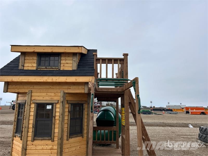  8 ft x 9 ft x 11 ft Playhouse (Unused) Andre komponenter