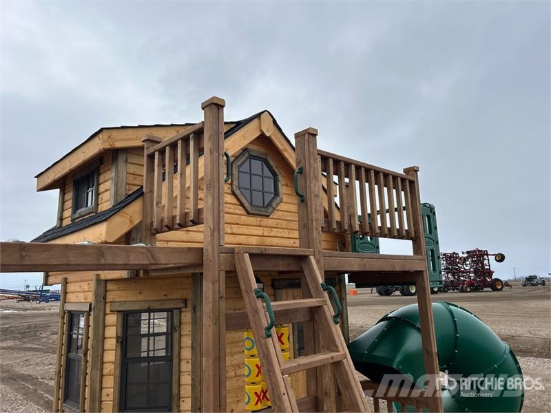  8 ft x 9 ft x 11 ft Playhouse (Unused) Andre komponenter