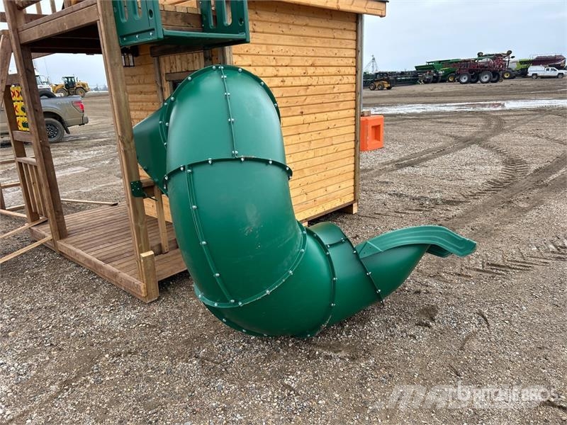  8 ft x 9 ft x 11 ft Playhouse (Unused) Andre komponenter