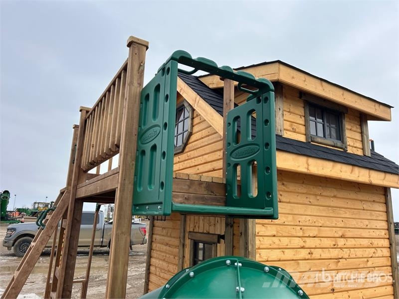  8 ft x 9 ft x 11 ft Playhouse (Unused) Andre komponenter