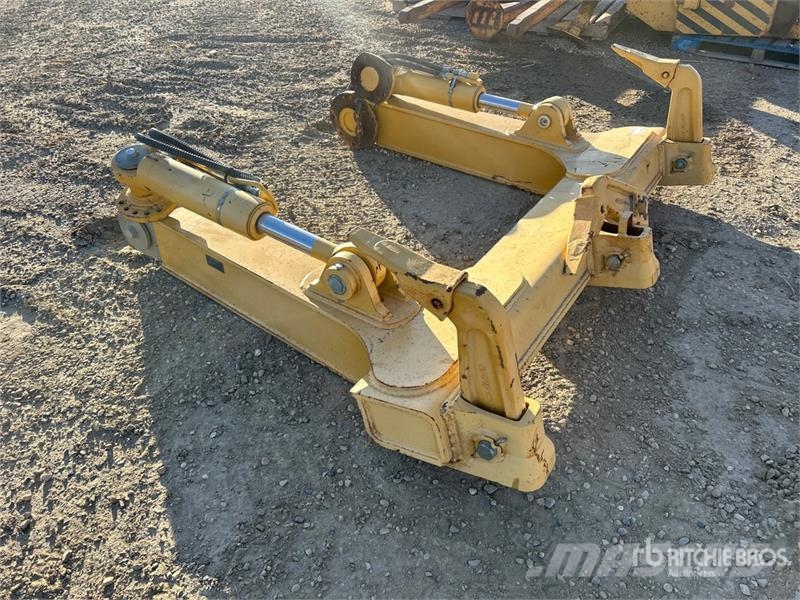  82 in Crawler Tractor Ripper - Fits John Deere 755 مكونات أخرى