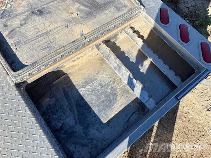 82 in x 55 in Headache Rack - Fits Truck Tractor مكونات أخرى