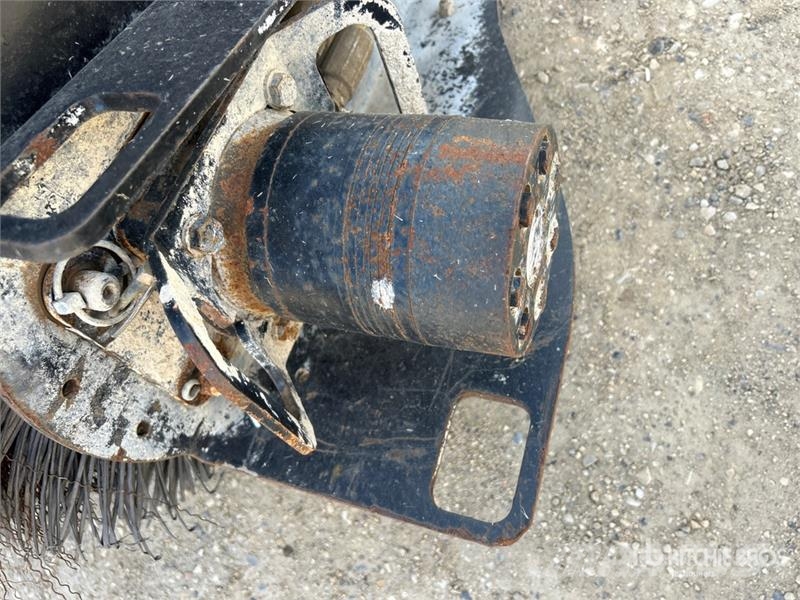 84 in Skid Steer Broom Harjad