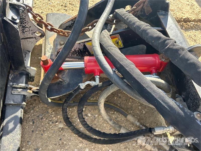 84 in Skid Steer Broom Harjad