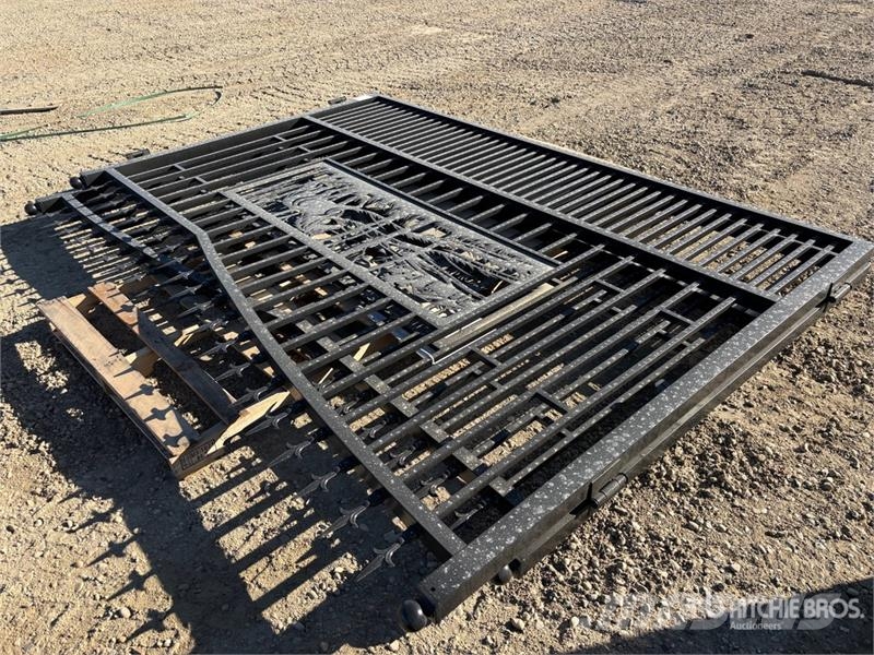 9 ft 3 in x 6 ft 6 in Bi-Parting Driveway Gate (Un Sonstige Landmaschinen