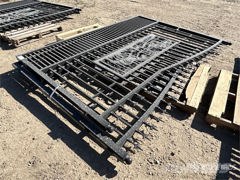 9 ft 3 in x 6 ft 6 in Bi-Parting Driveway Gate (Un Sonstige Landmaschinen