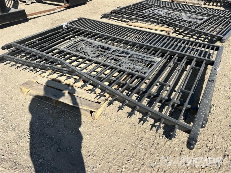 9 ft 3 in x 6 ft 6 in Bi-Parting Driveway Gate (Un Sonstige Landmaschinen