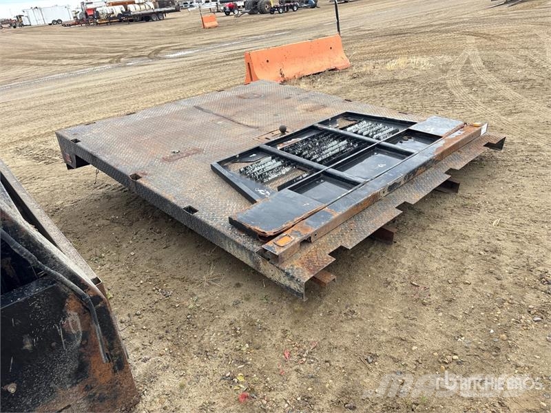9 ft Deck with Headache Rack Andre komponenter