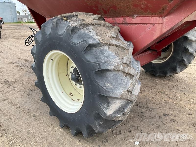 A&L F700 700 bu S/A Grain Cart Grain / Silage Trailers